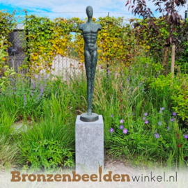 Beeld man voor in de tuin in groen gepatineerd brons BBW91248br