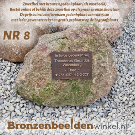 Grafsteen zwerfkei met bronzen gedenkplaat NR 8