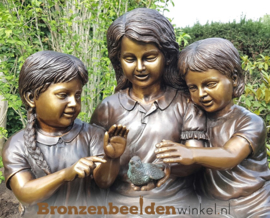 Tuinbeeld kinderen op boomstam BBW959