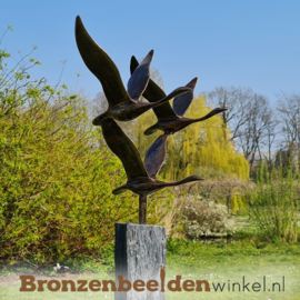 NR 1 | Bronzen beeld Den Haag ''3 ganzen op Leisteen sokkel'' BBWF3GLS