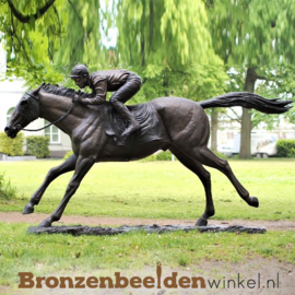 Groot beeld Jockey op renpaard BBW47198