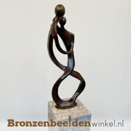 Afrikaans sculptuur "Onlosmakelijk met elkaar verbonden op sokkel" BBW007br39os