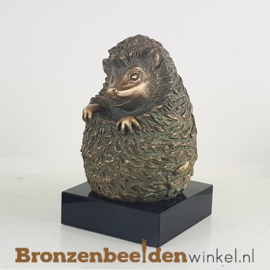 Egel beeldje op sokkel BBW37280