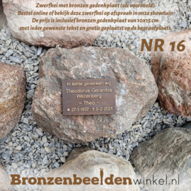 Grafsteen zwerfkei met bronzen gedenkplaat NR 16