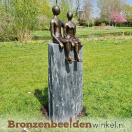 NR 2 | Bronzen beeld Den Haag "Aan elkaars Zijde" op hoge sokkel BBW001br21XL