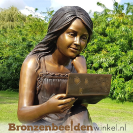 Bronzen tuinbeeld meisje op trap met hondje BBW1122