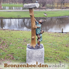 Beeld kinderen klimmend naar vogeldrinkbak BBWR88856