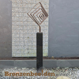 Abstract tuinbeeld "Labyrint" op zwart granieten sokkel BBW58362br