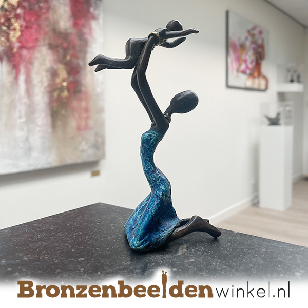 Bronzen beeldje uit Afrika "Ayane en Friday " 12 cm BBWST24