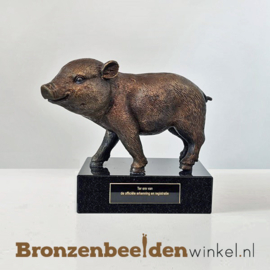 Bronzen beeld biggetje op sokkel BBW1377br