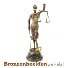 Beeld Vrouwe Justitia in gekleurd brons