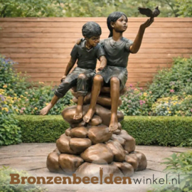 Tuinbeeld kinderen op steenrots BBW1180