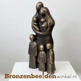 Beeldje "Vader en moeder met 5 kinderen" BBW071br55