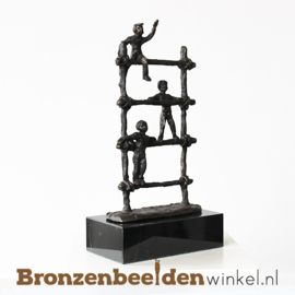 Beeld spelende kinderen op klimrek BBW005br77