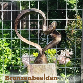 Abstract tuinbeeld "Het Levenspad" op Basalt sokkel