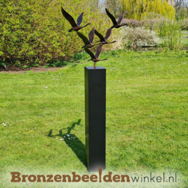 Abstract tuinbeeld ''De 5 ganzen'' op Zwart granieten sokkel BBWF5GZG