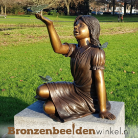 Bronzen tuinbeeld zittend meisje met vlinder BBW902BR