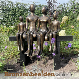 Tuinbeeld "Gezin 4 personen" op granieten bankje BBW001br21XL2k