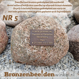 Grafsteen zwerfkei met bronzen gedenkplaat NR 5