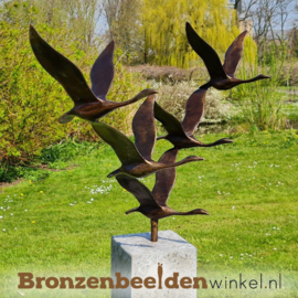 Abstract tuinbeeld ''De 5 ganzen'' op Hardsteen sokkel BBWF5GHS