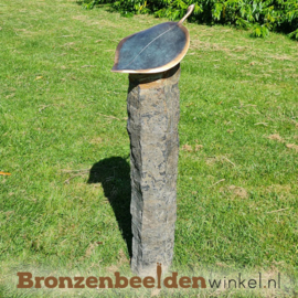 Tuinbeeld "Hosta Bedazzled" op Basalt sokkel BBW20749