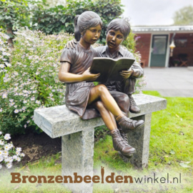 Tuinbeeld lezende kinderen op natuursteen bankje BBW7491