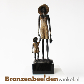 Beeld "Moeder en kind de wijde wereld in" BBW004br04