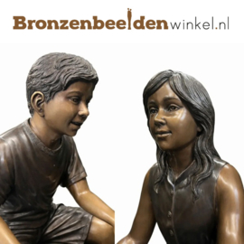 Tuinbeeld kinderen die aan het dammen zijn BBW1437
