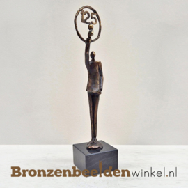 TOP 12 5 jaar in dienst cadeau "Het glas heffen" met jaartal 12,5