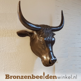 Bronzen stierenkop aan de muur