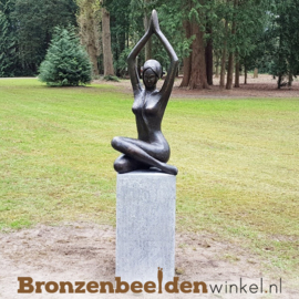 Tuinbeeld zittende vrouw BBW1250