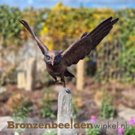 Bronzen beeld vliegende uil op leisteen sokkel BBW2209-ls