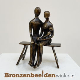 Gebroorte geschenk "Liefdevol stel met baby" op bankje BBW001br31b