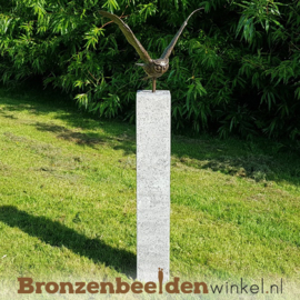 Tuinbeeld uil op hardsteen sokkel BBW1251br