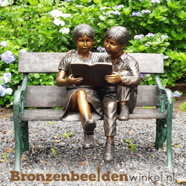 Groot beeld "Lezende kinderen" op bankje BBW749