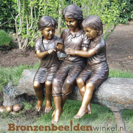 Groot beeld "3 meisjes op boomstam" BBW959