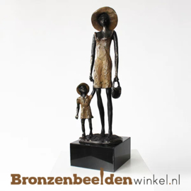 Beeld "Moeder en kind de wijde wereld in" BBW004br04