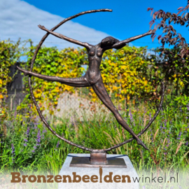 Beeld voor in de tuin "Saltare Domina" BBW248523