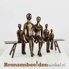 Hart onder de riem cadeau "Gezin op bankje ouders met 3 dochters"BBW001br51