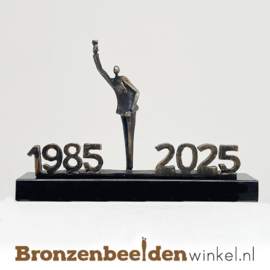 TOP 40 jaar bestaan bedrijf cadeau "Glas heffen met jaartallen" BBW003br86JT40 1985-2025