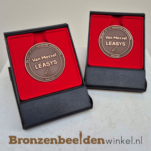 Bronzen penning voor start samenwerking