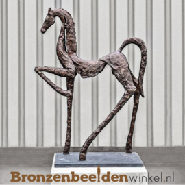 Abstract paardenbeeld voor in de tuin BBW60601