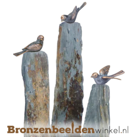 Tuinbeeld vogeltjes op drie leisteen zuilen BBW80008