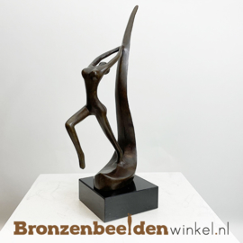 Vrouwenbeeldje "De sprong *klein* " BBW005br07k