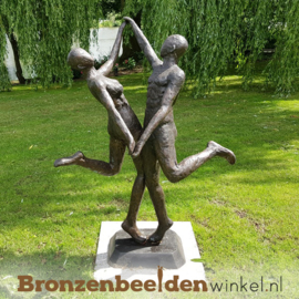 Tuinbeeld danspaar "De Jive" brons BBW57354