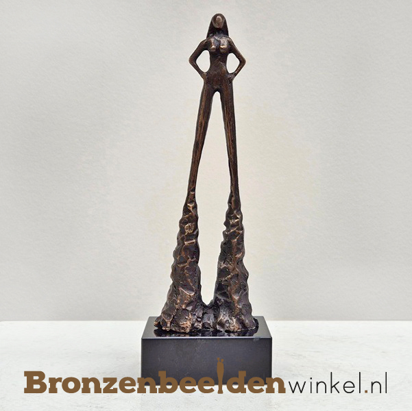 Beeld krachtige vrouw BBW01br48