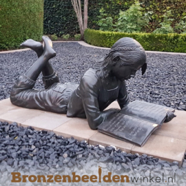 Liggend lezend meisje als tuinbeeld - rustieke patina BBW840R