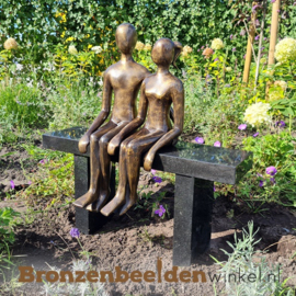 Tuinbeeld "Aan elkaars Zijde" op granieten bankje BBW001br21XL