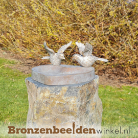 Bronzen vogels op vogeldrinkbakje BBW85395