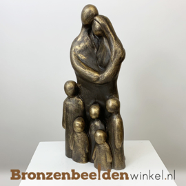 Beeldje "Vader en moeder met 5 kleine kinderen" BBW071br75